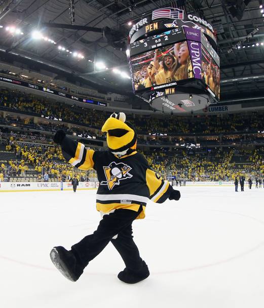 La mascotte dei Pittsburgh Penguins festeggia la vittoria alla fine della partita. (Afp)